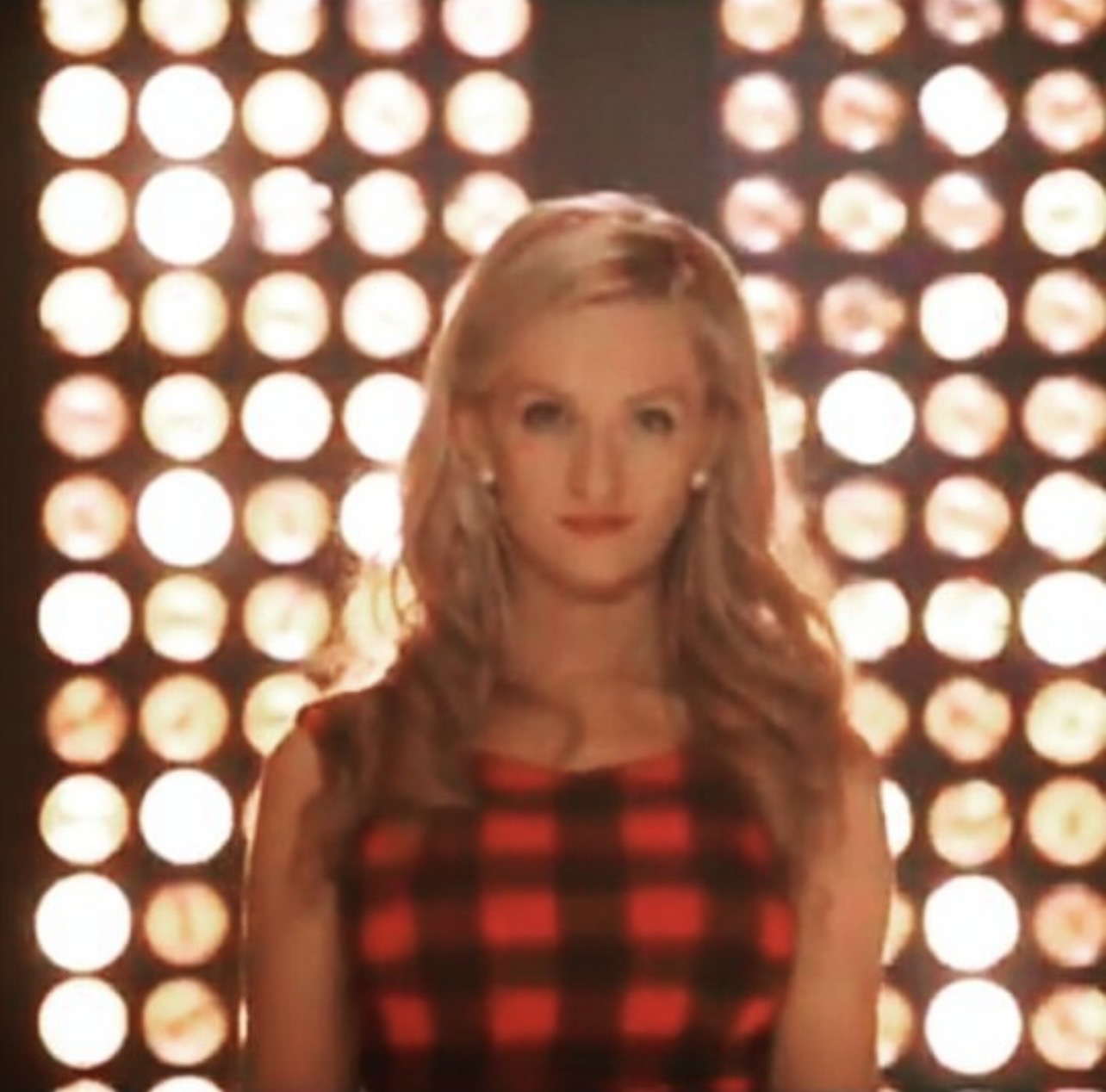 Hanna Czarnecka bei The Voice of Germany vor einer Lichterwand