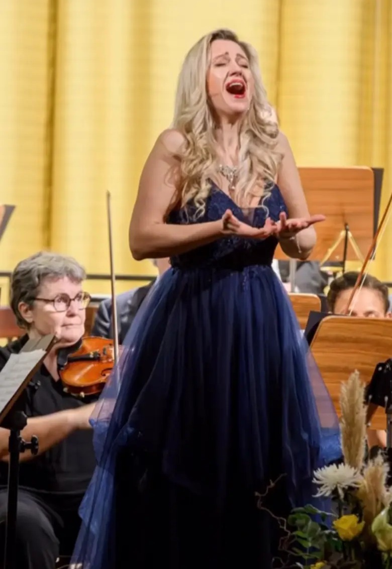 Hanna Czarnecka im dunkelblauen Abendkleid singt beim Konzert mit dem Johann Strauß Orchester Wiesbaden im Kurhaus Bad Ems