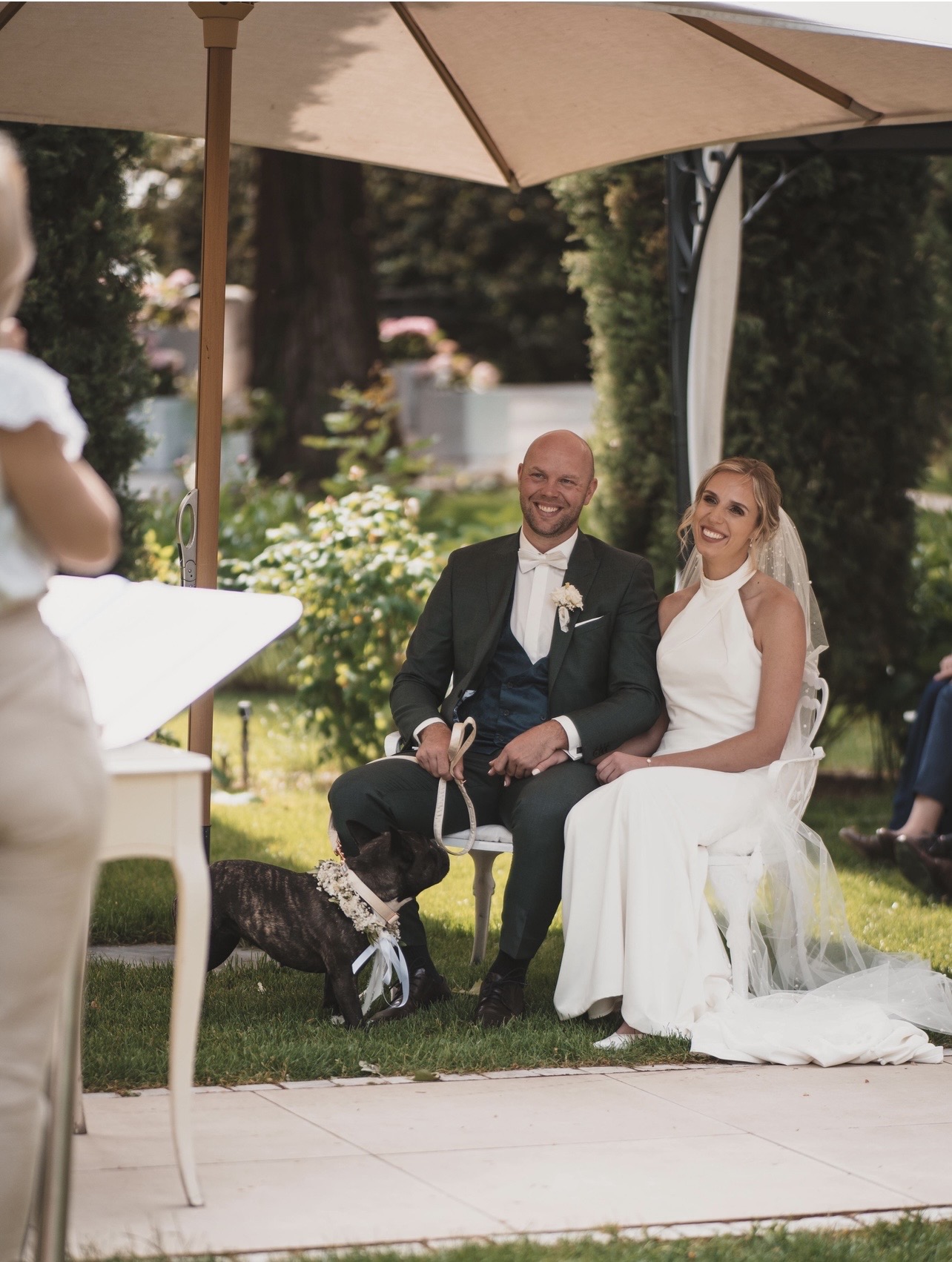 Brautpaar mit Hund bei einer freien Trauung im Garten