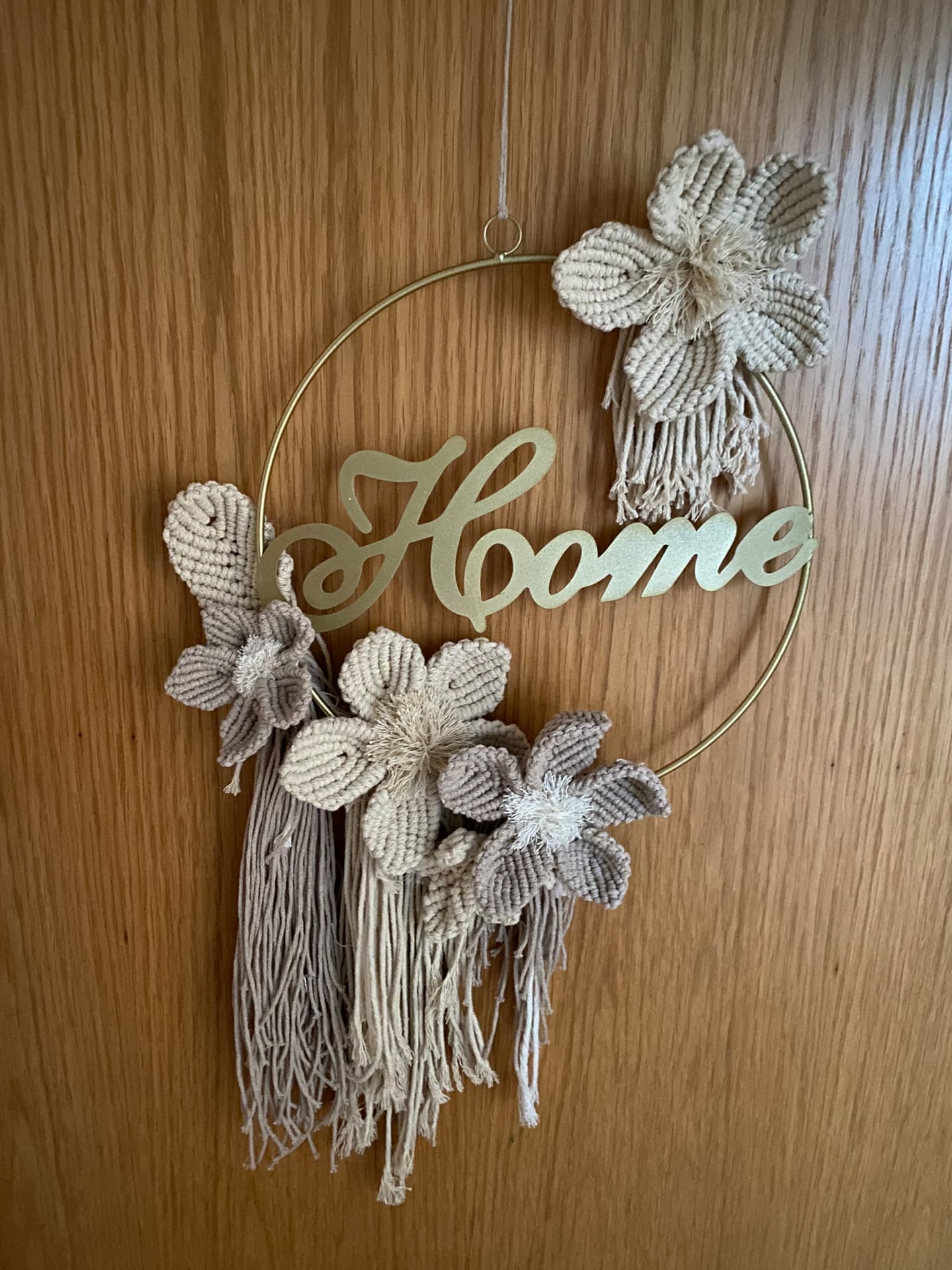 Goldener Deko-Ring mit Makramee-Blüten und Schriftzug „Home“