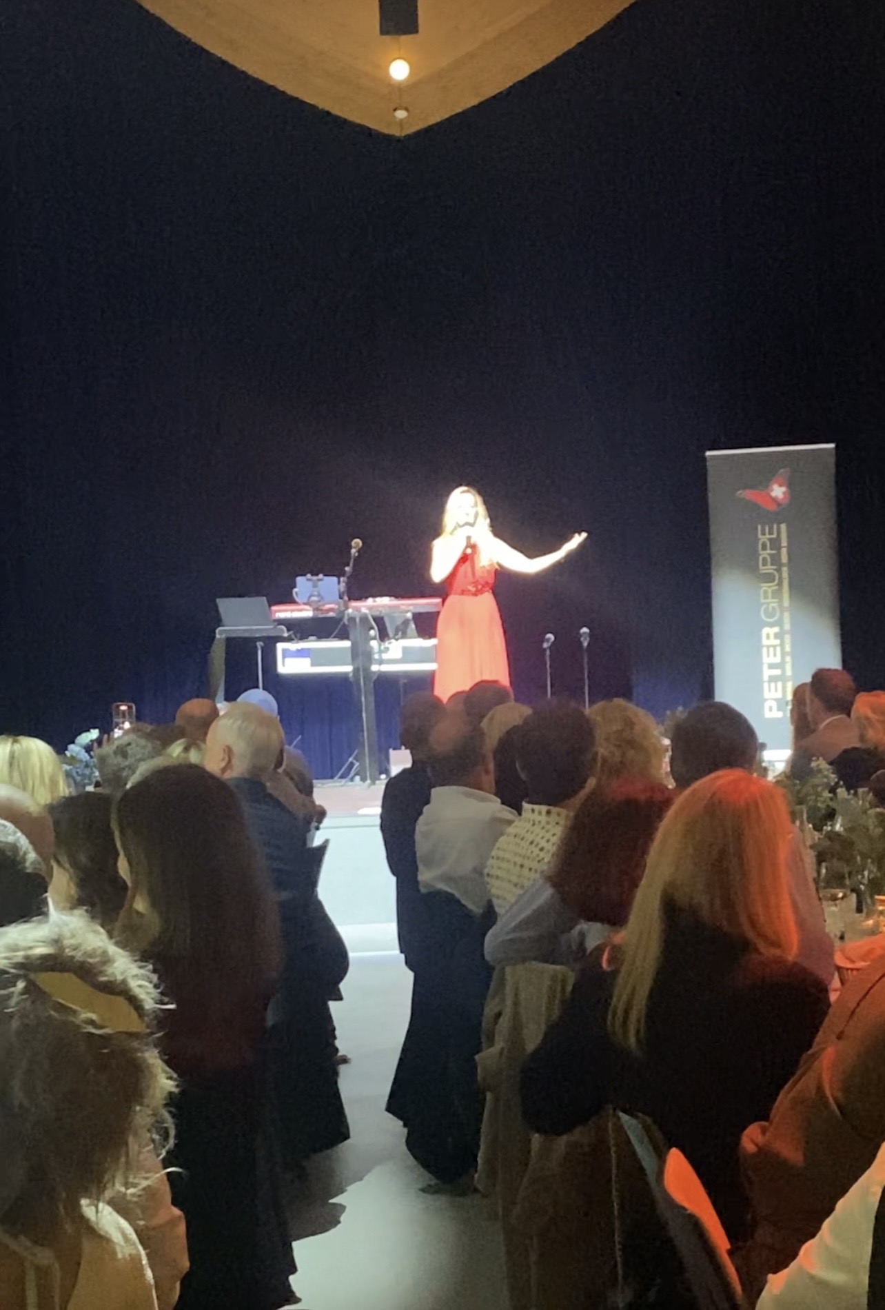 Hanna Czarnecka singt im roten Abendkleid vor dem Publikum in Knies Zauberhut