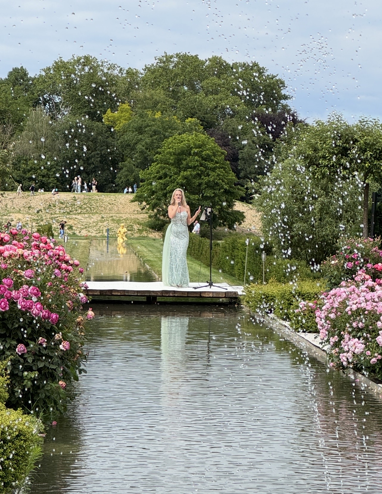 Hanna Czarnecka singt auf einer Bühne am Wasserbecken im Botanischen Schlossgarten