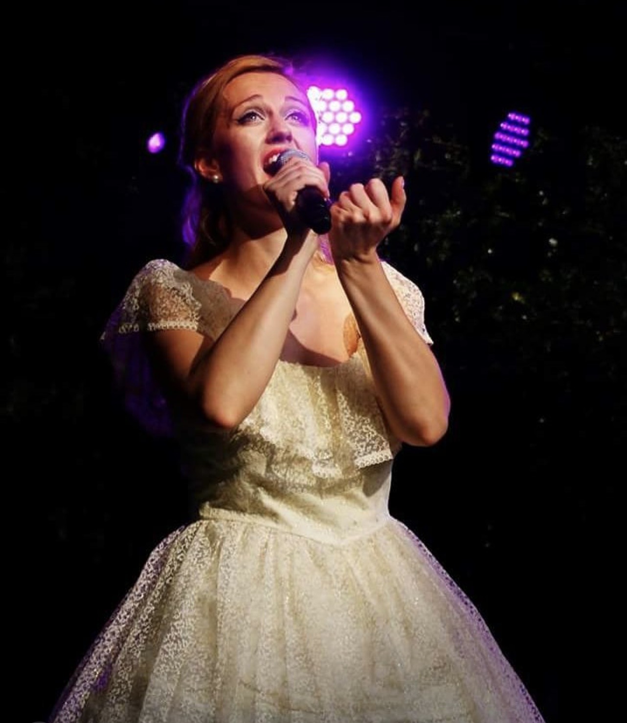 Hanna Czarnecka singt im hellen Spitzenkleid bei einer Musical-Show beim Lichterfest im Schlosspark Schwetzingen
