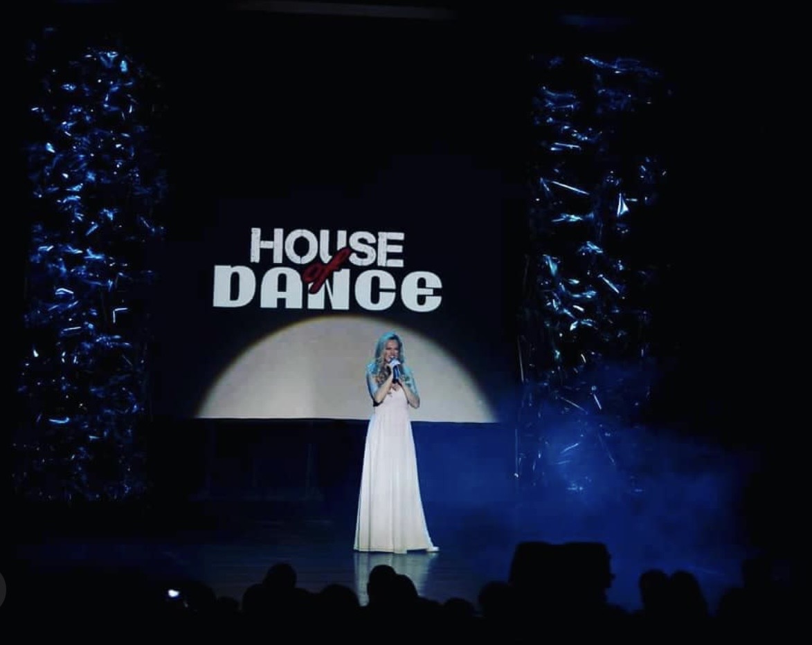 Hanna Czarnecka im weißen Abendkleid bei der Eröffnung der House of Dance Gala in Polen