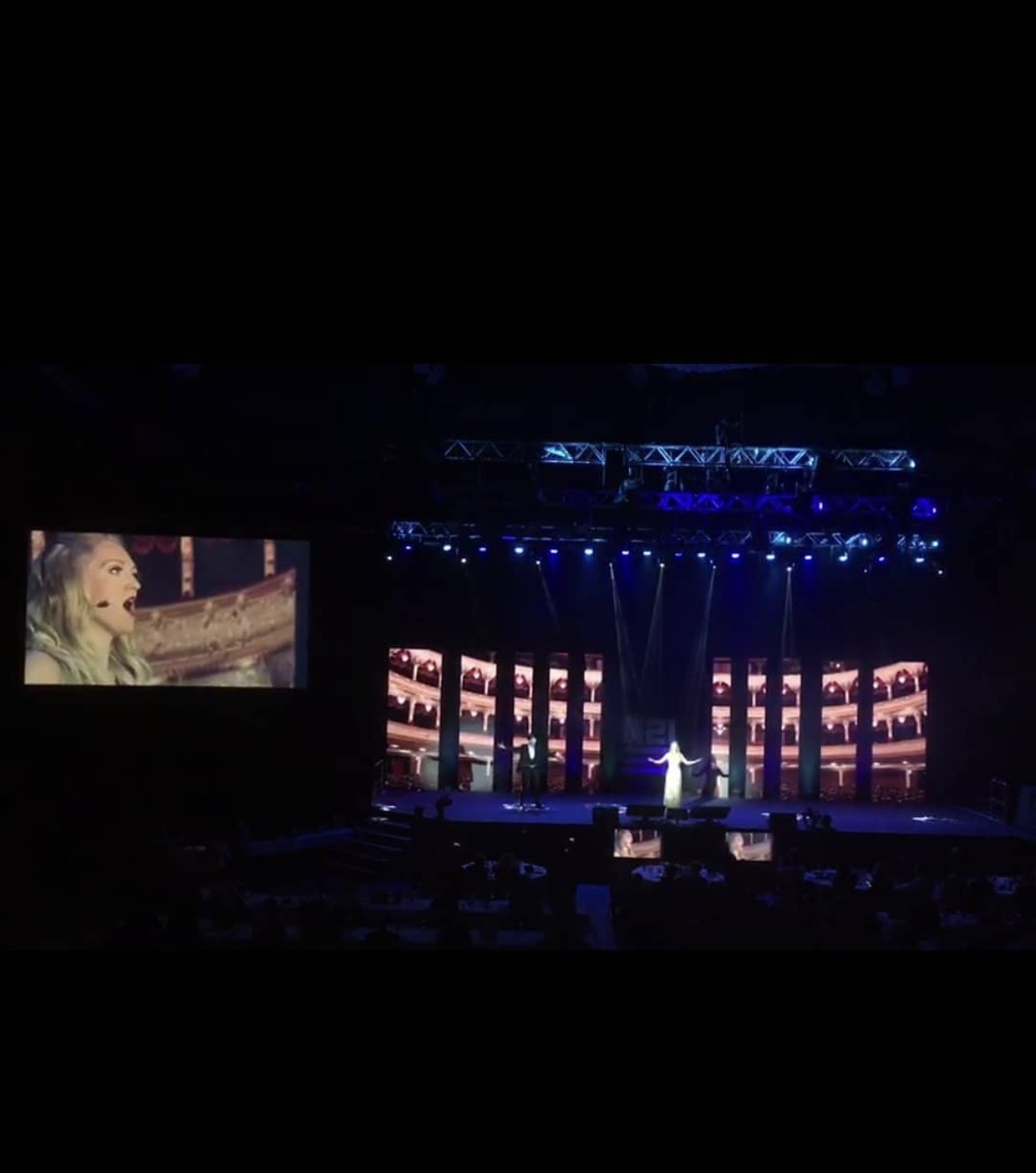 Hanna Czarnecka singt auf der Bühne der Brose Arena in Bamberg