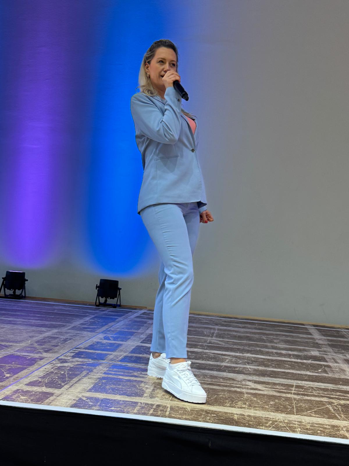 Hanna Czarnecka mit Mikrofon bei der Moderation der Kinder-Eventwelt