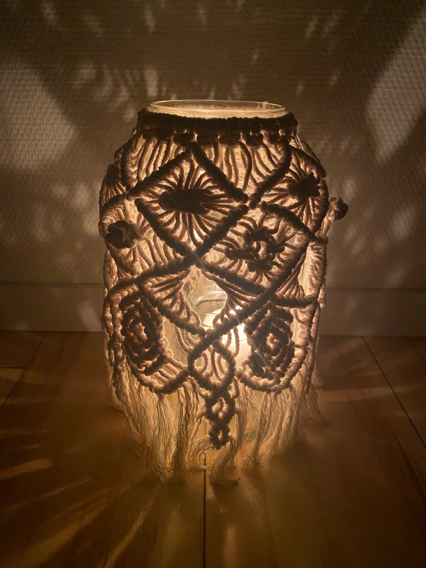 Beleuchtetes Makramee-Windlicht mit feinem Schattenspiel
