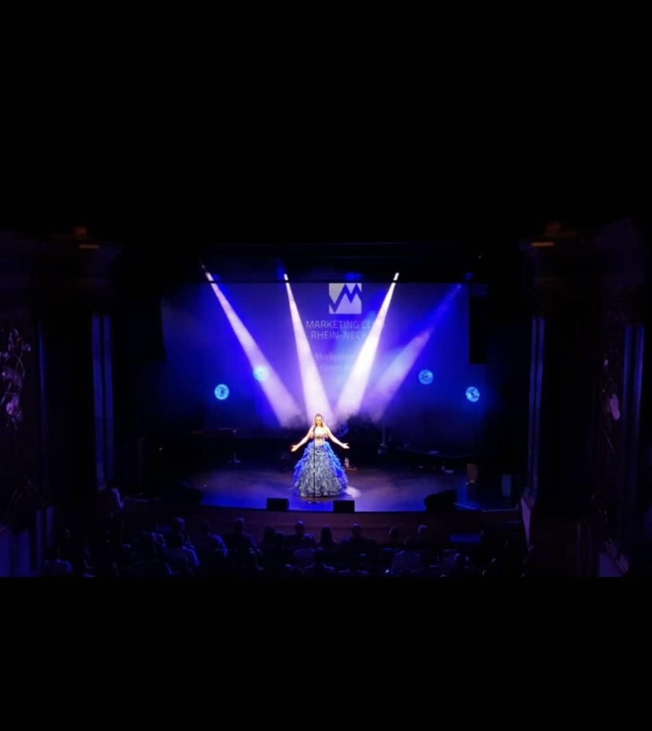 Hanna Czarnecka eröffnet die Marketingpreisverleihung Rhein-Neckar im Schlosstheater Schwetzingen
