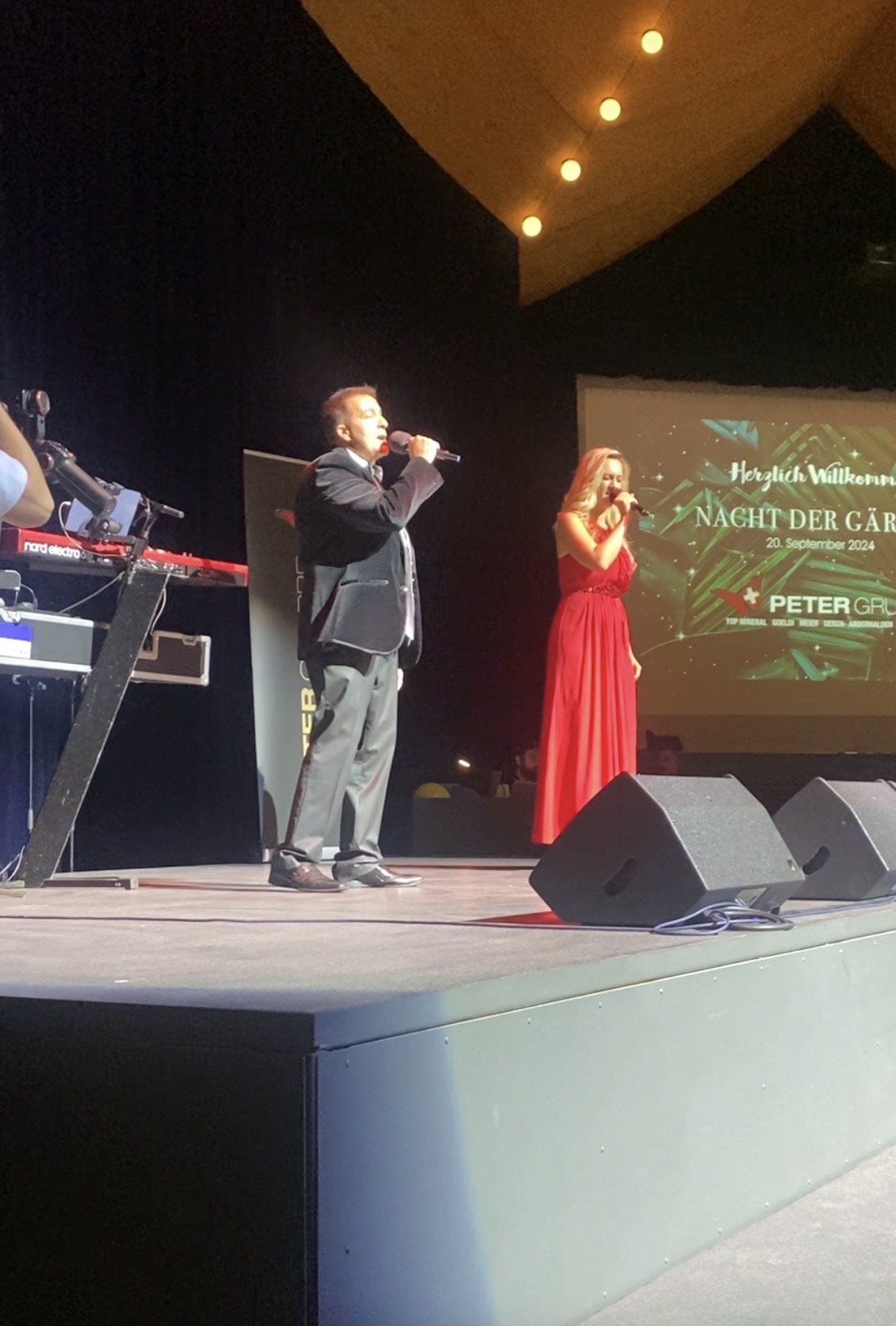Hanna Czarnecka im roten Abendkleid singt im Duett mit Claudio Versace auf der Bühne von Knies Zauberhut